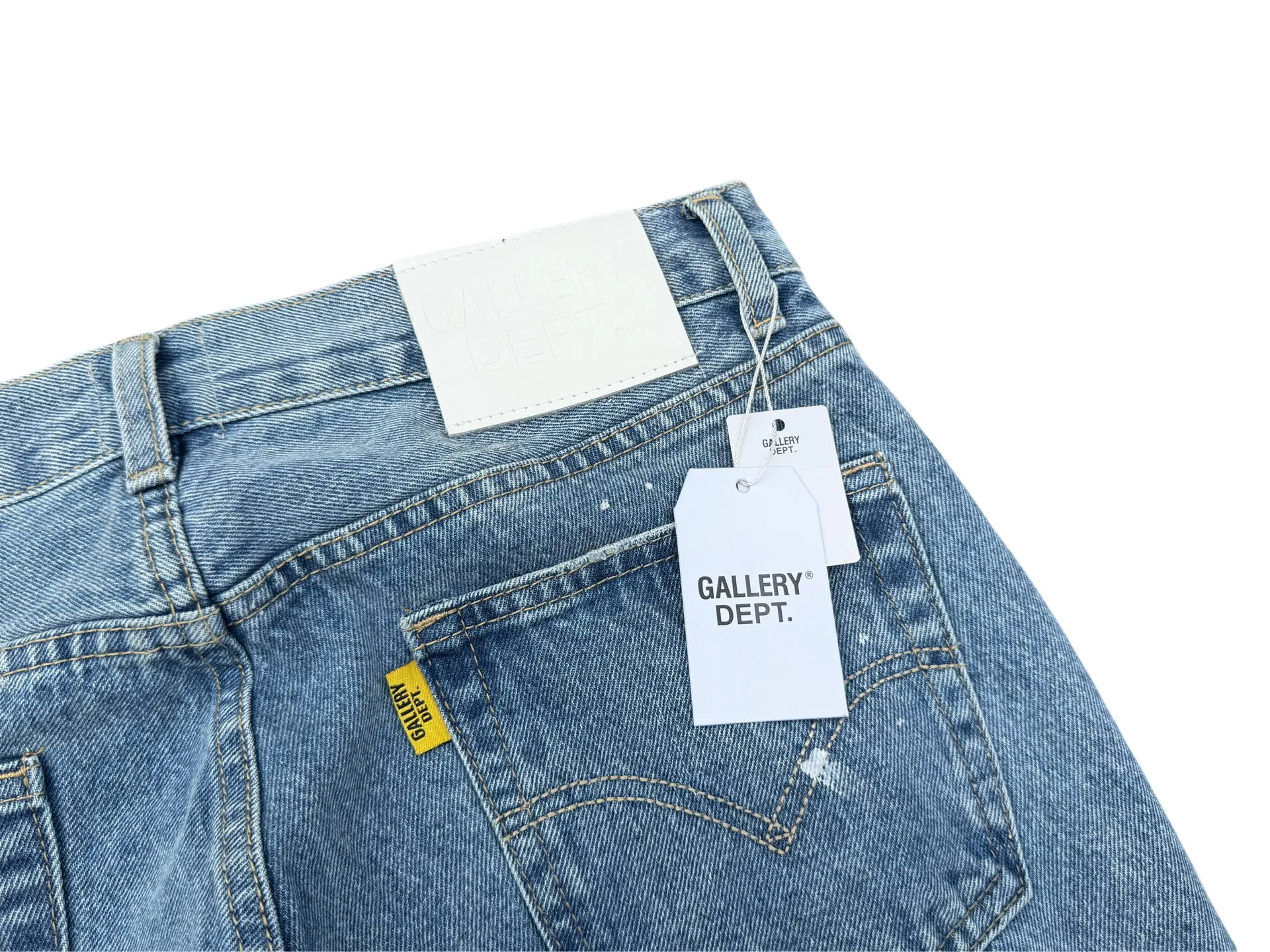 P250💰G70 GALLERY DEPT. Denim bell-bottoms with holes and random threads connected to washed and distressed spliced ​​jeans. GALLERY is attracted by these bell-bottoms. Whether it is a reset of Carhartt or Levis, it has created a strong brand style. Since these pants are modified from rare vintage, the production capacity is limited. Therefore, after many icons wore them, these pants were once hard to find. Later, perhaps due to the improvement of GD's business in the past two years and the expansion of production lines, the brand itself lowered the price, so I can't wait any longer for these pants this year and will definitely buy them. During the process of the denim washing plant, the owner of the washing plant helped introduce a boss who had worked for Levi's foundry and started his own business. This also paved the way for the following styles. Therefore, Levi's remodeled single product for the base plate is really familiar. Whether it is the fabrics supplied or the lathes used in production, there is nothing to choose from. -Color: blue -Size: S-XXL (corresponding to 28-36)